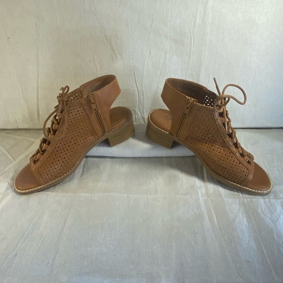 EUROSOFT by SOFFT Shoes - BOHO Sandals  Textured Design and Open Ankle; zipper or ties, size 7, A+